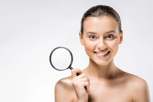 Jovem mulher sorridente com lupa — Fotografia de Stock