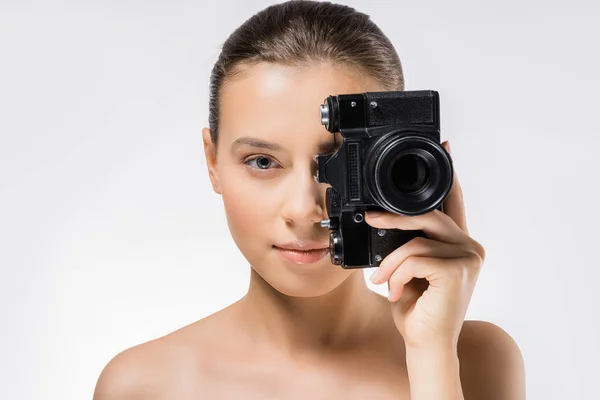 Junge Frau versteckt Gesicht hinter schwarzer Kamera — Stockfoto