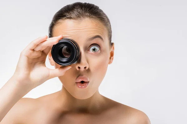 Jeune femme avec drôle d'expression du visage et lentille — Photo de stock