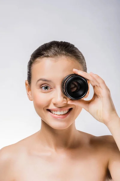 Jovem mulher sorridente segurando lente perto do olho — Fotografia de Stock