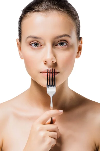 Joven hermosa mujer con tenedor de plata cerca de la boca - foto de stock