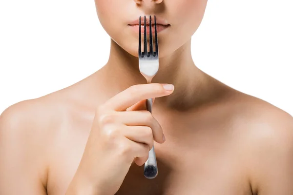 Jeune belle femme tenant fourchette argentée près de la bouche — Photo de stock