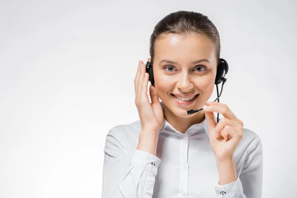 Giovane operatore di call center sorridente che lavora in auricolare — Foto stock