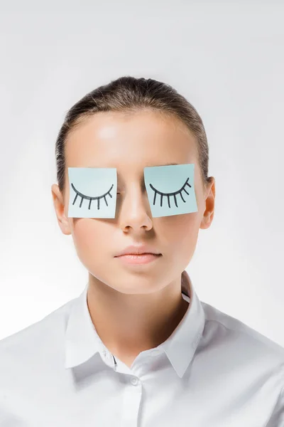 Jeune femme avec des notes collantes sur les yeux et les cils dessinés — Photo de stock