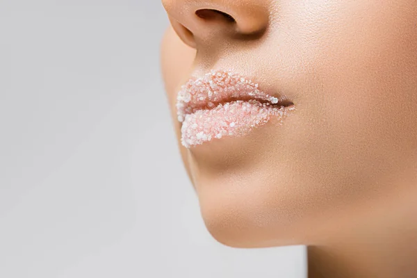 Крупным планом молодая женщина с сахаром на губах — стоковое фото