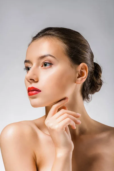 Joven hermosa mujer con labios rojos tocando el cuello - foto de stock