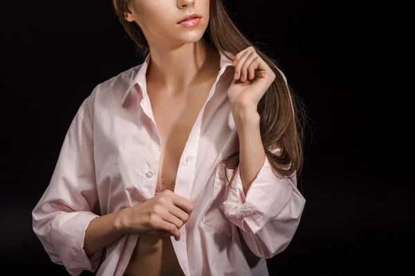 Colpo ritagliato di donna elegante in camicia rosa isolato su nero — Foto stock