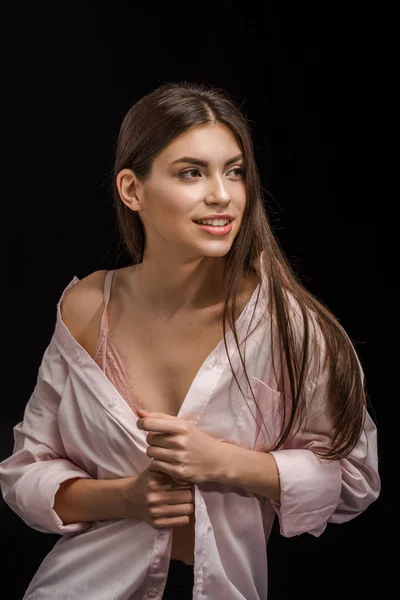 Retrato de hermosa mujer sonriente en ropa interior y camisa aislada en negro - foto de stock