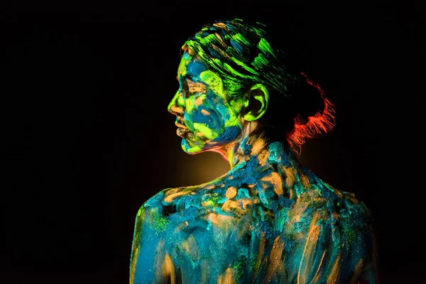 Visão traseira do modelo com tintas de néon coloridas no corpo no fundo preto — Fotografia de Stock