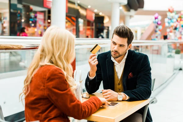 Beau couple à la mode faisant du shopping en ligne avec carte de crédit et smartphone — Photo de stock