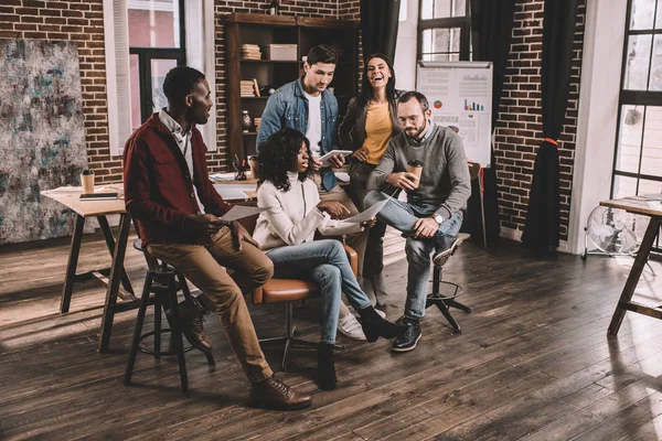 Grupo multiétnico de compañeros de trabajo discutiendo juntos nuevo proyecto en la oficina loft moderno - foto de stock