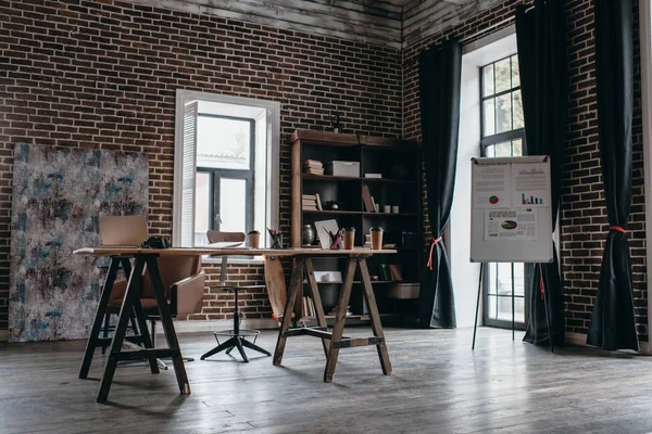 Design intérieur du loft moderne spacieux bureau — Photo de stock