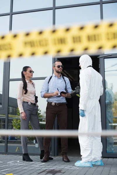 Détectives enregistrant les informations du criminologue — Photo de stock