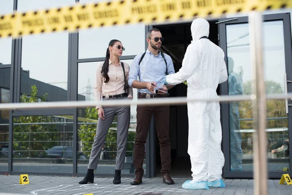 Male criminologist explaining his vision to two detectives — Stock Photo