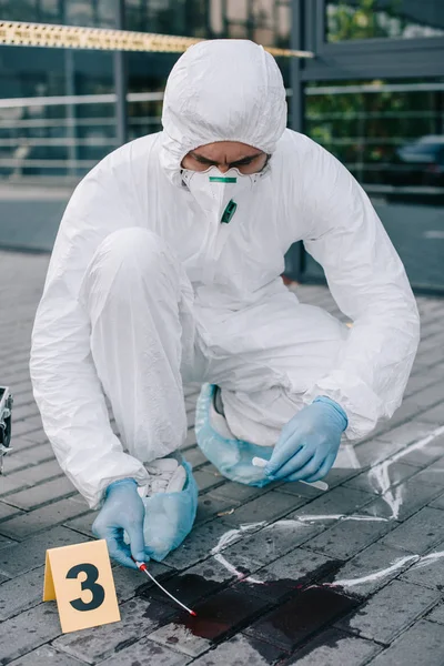 Kriminologe im Schutzanzug entnimmt Blutprobe — Stockfoto