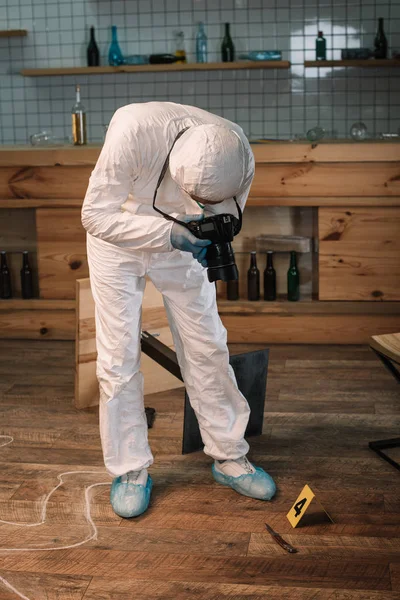 Forensic investigator documenting evidence with camera at crime scene — Stock Photo