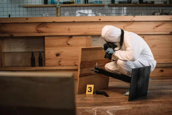 Kriminaltechniker dokumentiert Beweismaterial mit Kamera am Tatort — Stockfoto