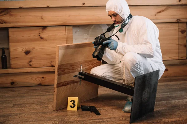 Forensic investigator documenting evidence with camera at crime scene — Stock Photo