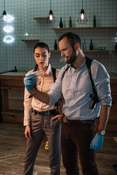 Geballte weibliche und männliche Kriminalbeamte besprechen Beweise und ermitteln gemeinsam am Tatort — Stockfoto