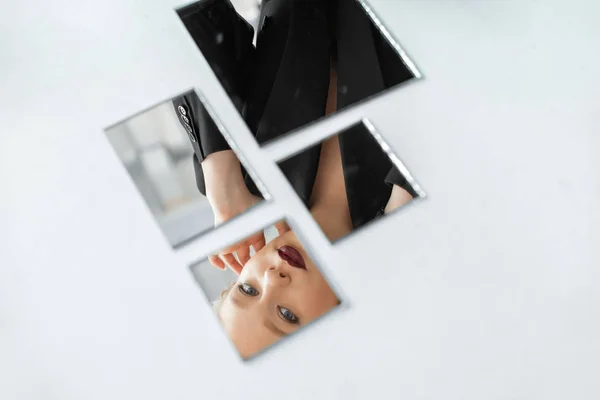 Отражение красивой модной девушки в зеркалах на белом — стоковое фото