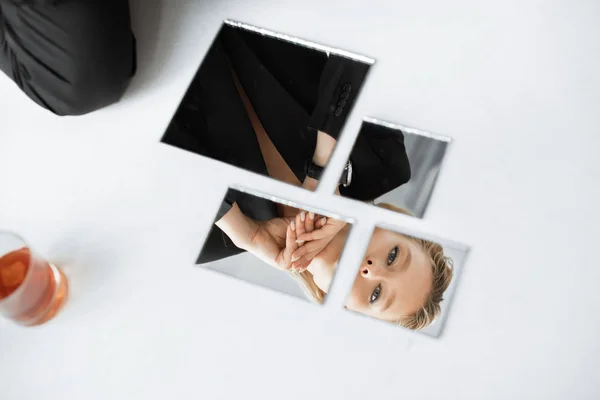 Reflexão de menina na moda elegante bonita em espelhos com vidro de conhaque — Fotografia de Stock