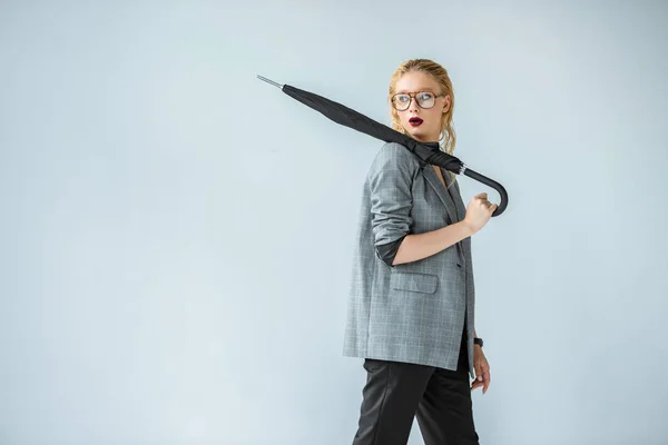 Elegante ragazza elegante in posa con ombrello isolato su grigio — Foto stock