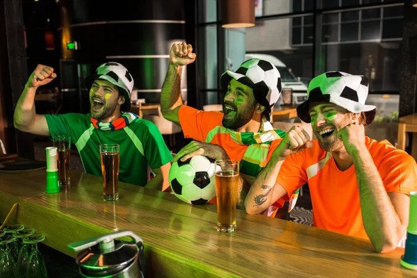 Les fans de football applaudissent et crient dans le bar — Photo de stock