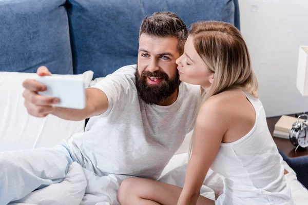 Couple amoureux embrasser et prendre selfie le matin — Photo de stock