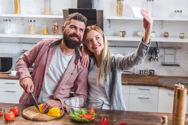 Fröhliches Paar macht Selfie mit Smartphone — Stockfoto