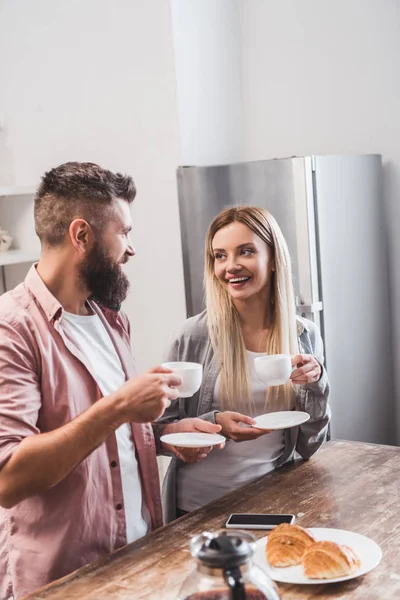 Усміхнена пара снідає разом на кухні — стокове фото