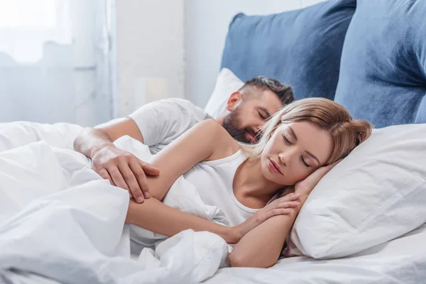 Bela mulher loira dormindo na cama com namorado de manhã — Fotografia de Stock