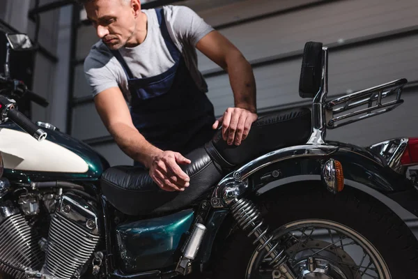 Mechaniker überprüft Motorrad-Motor in Garage — Stockfoto