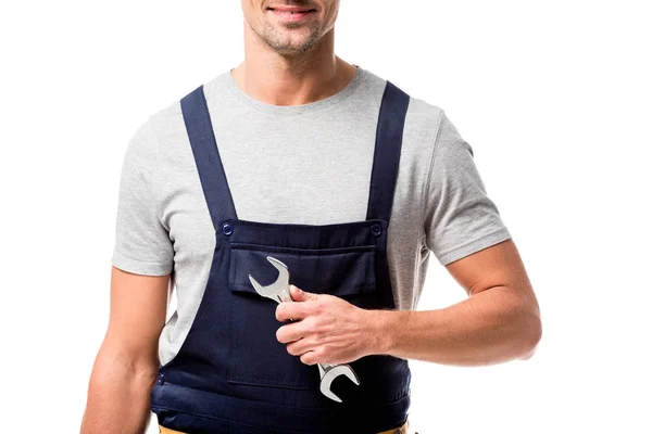 Abgeschnittene Ansicht von Mechaniker in Overalls mit Schraubenschlüssel isoliert auf weiß — Stockfoto