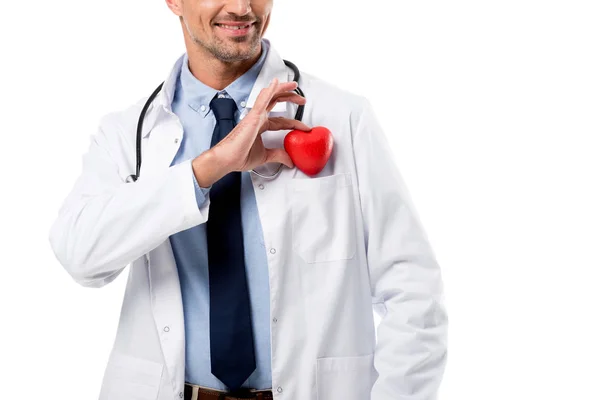 Обрезанный взгляд врача, держащего в руке модель сердца, изолированный на белом, концепция здравоохранения сердца — стоковое фото