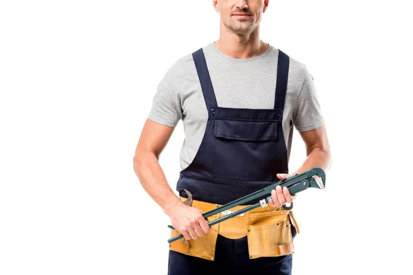 Abgeschnittene Ansicht des Arbeiters in Overalls mit Rohrschlüssel isoliert auf weiß — Stockfoto