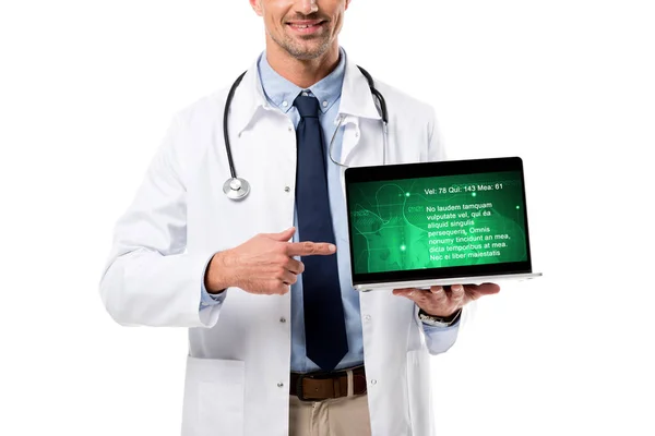 Vista parcial del médico apuntando con el dedo a la computadora portátil con datos de salud en la pantalla aislada en blanco - foto de stock