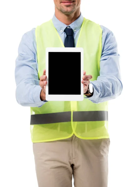 Vista parcial del ingeniero que sostiene la tableta digital con la pantalla en blanco aislada en blanco - foto de stock