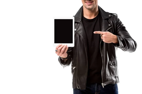 Обрезанный вид человека, указывающего пальцем на цифровой планшет с пустым экраном, изолированным на белом — стоковое фото