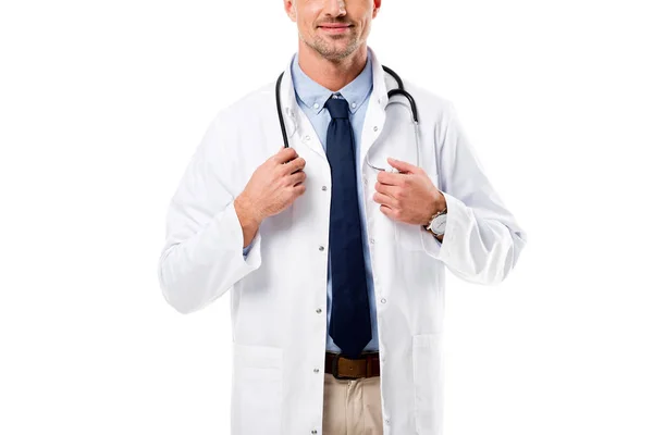 Vista recortada del médico en bata blanca con estetoscopio aislado en blanco - foto de stock