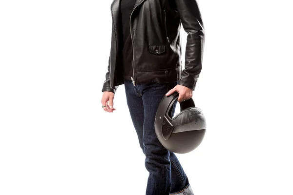 Обрізаний вид людини в шкіряній куртці, що тримає мотоциклетний шолом ізольовано на білому — стокове фото