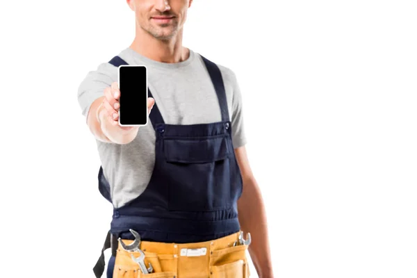 Vista recortada del trabajador sosteniendo teléfono inteligente con pantalla en blanco aislado en blanco - foto de stock