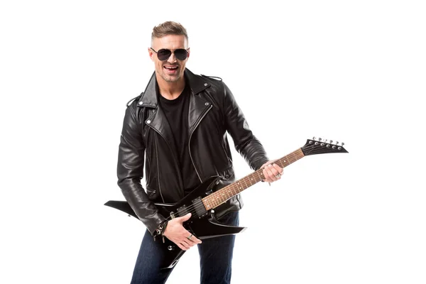 Guapo hombre adulto en chaqueta de cuero sosteniendo guitarra eléctrica aislada en blanco - foto de stock