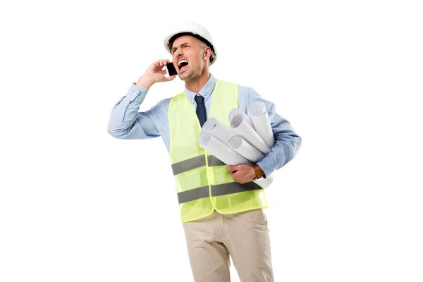 Сердитого инженера, держащего чертежи, разговаривающего на смартфоне и кричащего изолированно на белом — стоковое фото