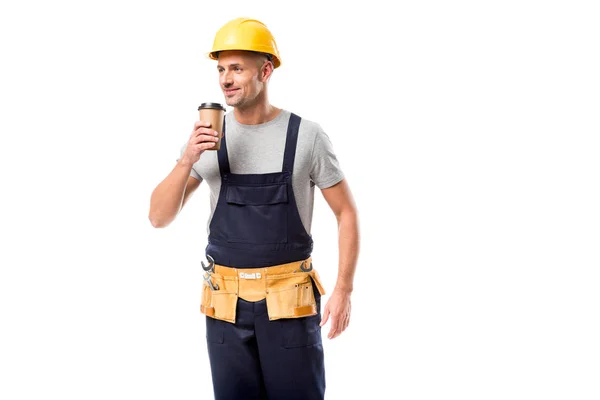 Travailleur de la construction dans le casque boire du café pour aller isolé sur blanc — Photo de stock