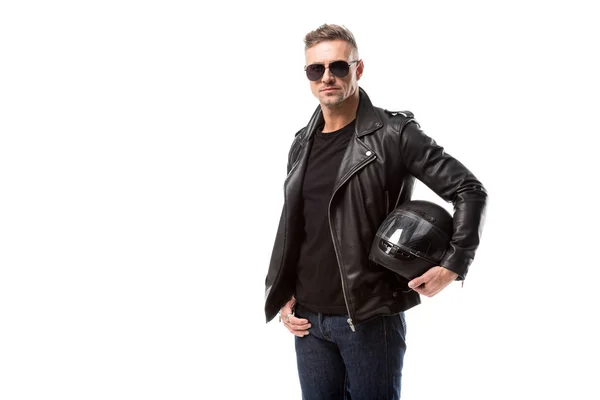 Homem elegante em jaqueta de couro e óculos de sol segurando capacete de motocicleta isolado no branco — Fotografia de Stock