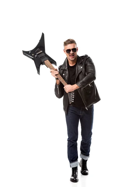 Aufgeregter stylischer Mann in Lederjacke mit E-Gitarre auf weißem Hintergrund — Stockfoto