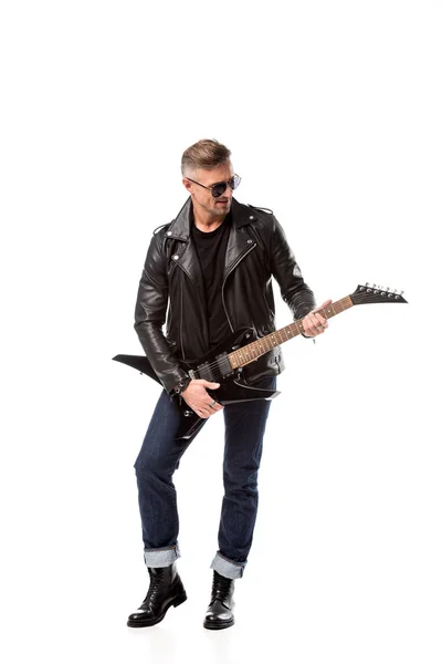 Elegante uomo adulto in giacca di pelle suonare la chitarra elettrica isolato su bianco — Foto stock