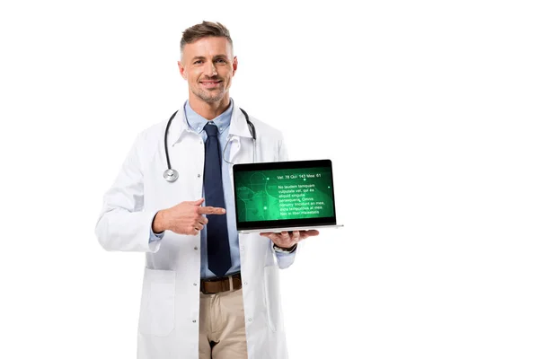 Красивий лікар вказує на ноутбук з даними про здоров'я на екрані ізольовано на білому — стокове фото