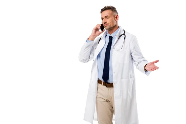 Médico bonito falando no smartphone isolado no branco — Fotografia de Stock