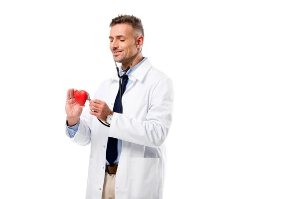 Arzt untersucht Herzmodell mit Stethoskop isoliert auf weißem, Herz-Gesundheitskonzept — Stockfoto